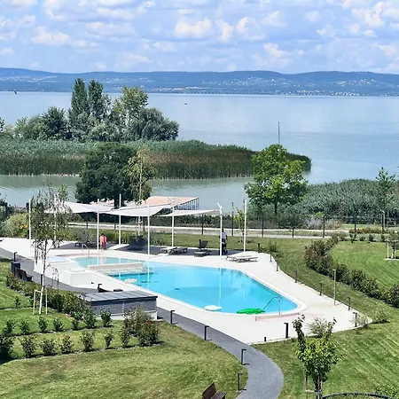 Balatoni Panorámás Saját Partszakasszal,medencével Balatonszárszó