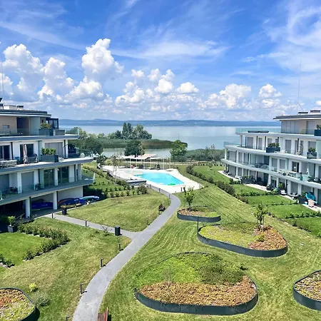 Balatoni Panoramas Lakas Sajat Partszakasszal,medencevel 公寓 *