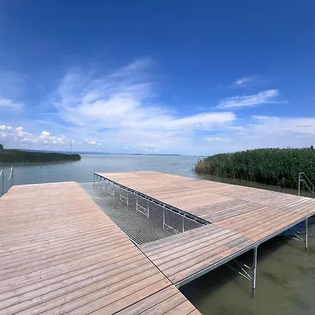Balatoni Panorámás Saját Partszakasszal,medencével Appartement