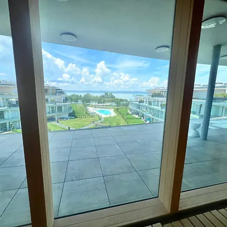 Balatoni Panoramas Lakas Sajat Partszakasszal,medencevel アパート